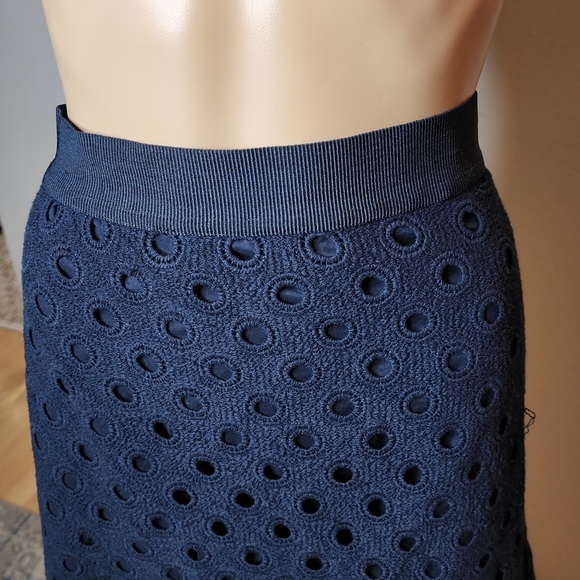 Lands' End Eyelet Navy knit a-line skirt. Women's size 8 - Picture 5 of 13
